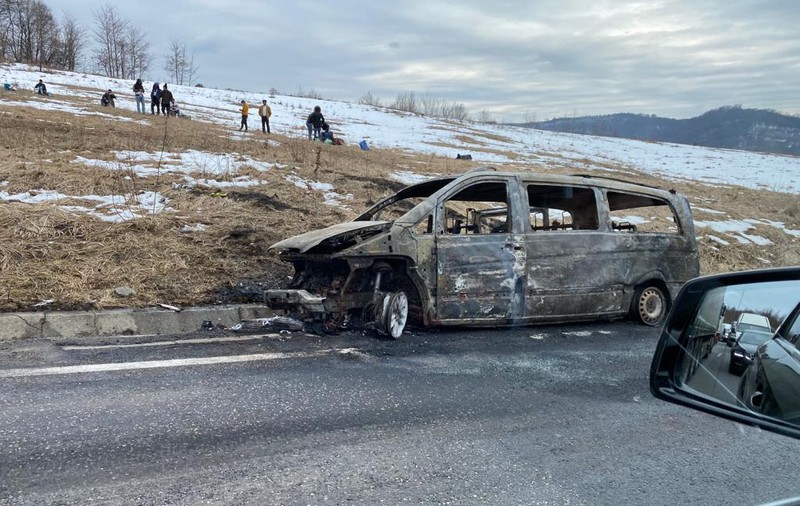 Un microbuz cu 8 pasageri din Brașov a luat foc în mers. Traficul este blocat pe DN 1