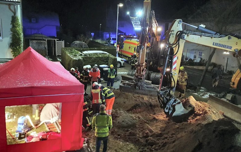 O mamă i-a cântat băiețelului ei de doi ani până a fost salvat dintr-o conductă îngustă, adâncă de 3 metri, din care a fost scos după aproape trei ore